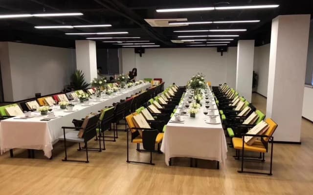 IU Hotels Hezhou City Government Plaza