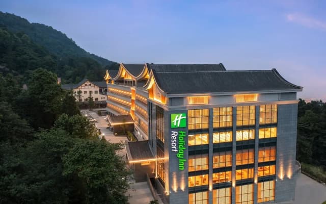 Holiday Inn Resort Mengding Mountain by IHG