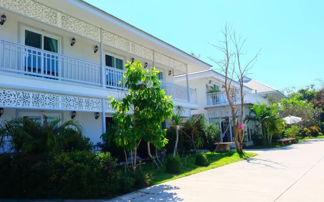 Moeimanee Resort