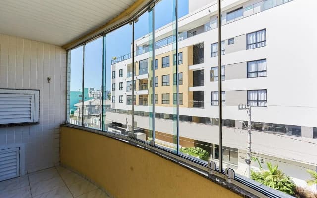 1040 - Departamento 2 quartos na Rua Pirajica . 200 m da Praia Bombinhas Centro
