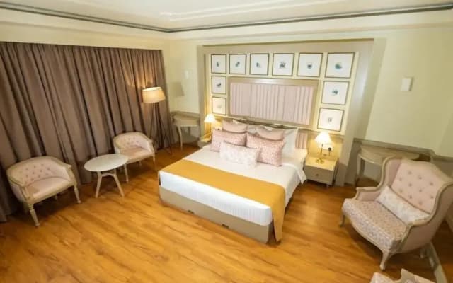 Grandeeza Hotel by Galison