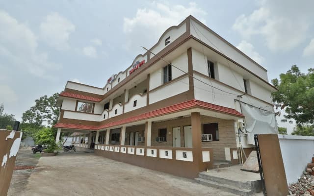 OYO 28248 Hotel Balaji Inn