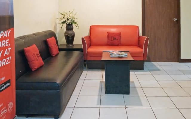 RedDoorz Near Baclay Drive Super Metro
