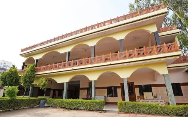 OYO 43646 Mukund Sarovar