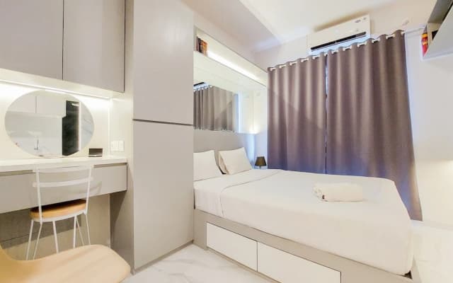Studio Full Furnished With Comfort Design At Sky House Bsd Apartment