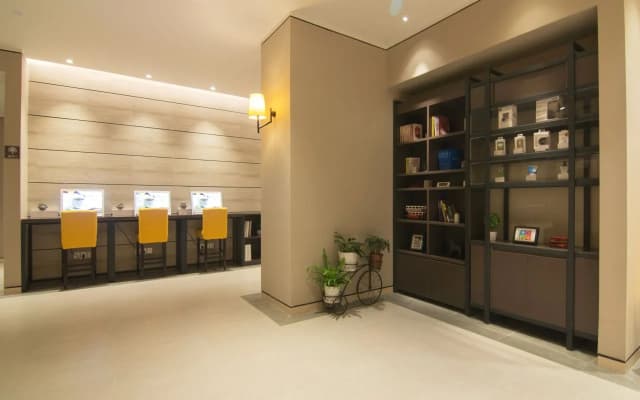 Motel (Shanghai Lujiazui Yushan Road Yuanshen Sports Center)