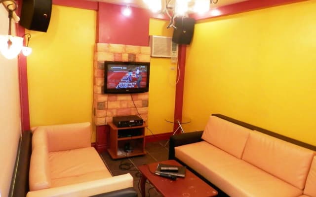 OYO 142 Golden Belle Apartelle and Suites