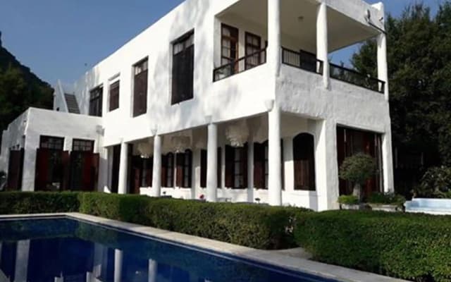Brassiere Beach Resort