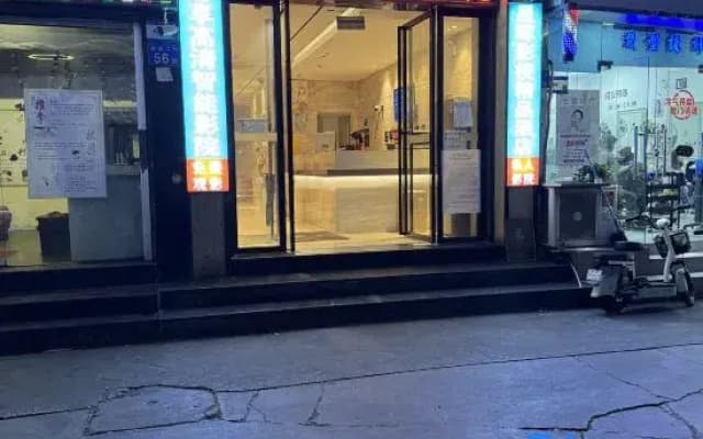 Guangzhou Xinghui Film Boutique Hotel (Sun Yat-sen South Campus Dongxiaonan Subway Station)