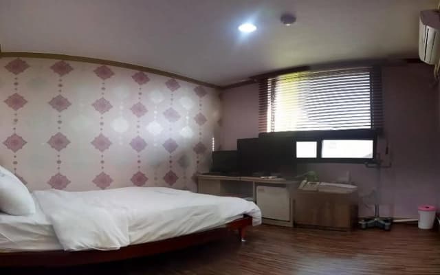 Queen Motel