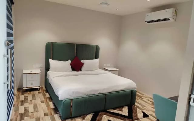 Rivaz Hotel And Restaurant