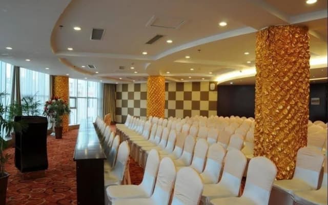 Lvliang Oriental Lily Hotel