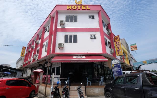 OYO 1104 Q Hotel