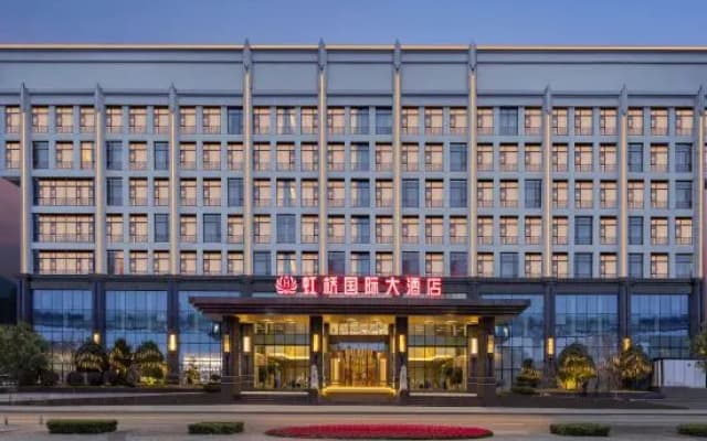 Hongqiao International Hotel (Yichang Yanjiang Avenue Natural Tower)