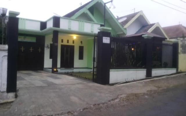 Villa Keluarga "Pondok Daun"