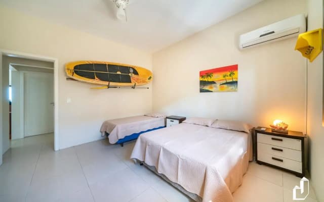 Casa em frente ao mar e próxima a comércios com 04 dormitórios