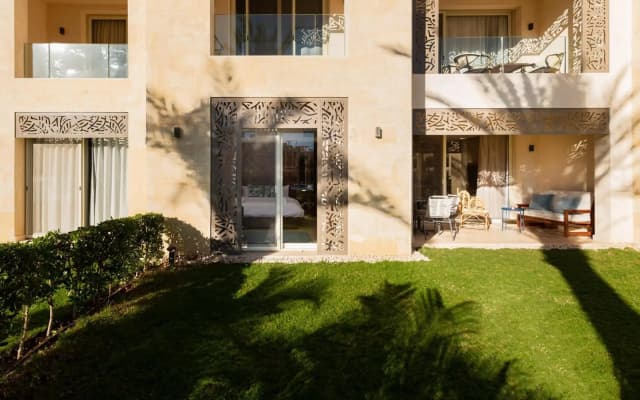 Elegant & Edgy 2 BR w Beach & Pool Mangroovy