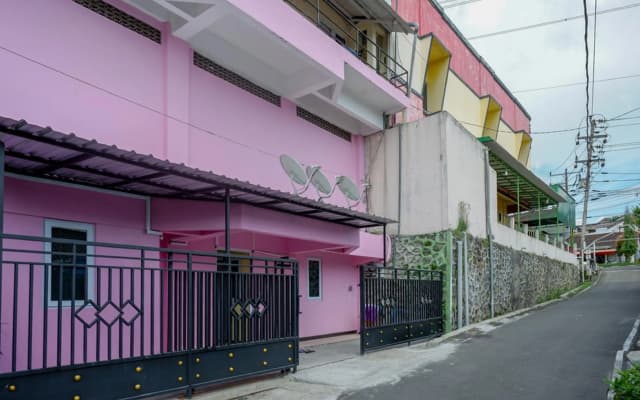 RedDoorz @ Jalan Gatot Subroto Semarang