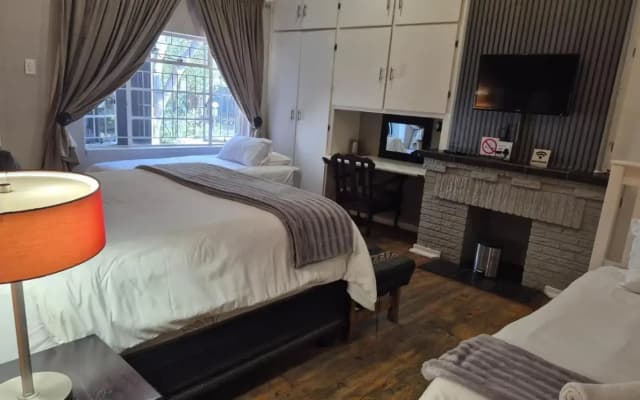 44 On Ennis Guest Lodge and Restaurant