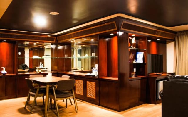 Doulos Phos The Ship Hotel