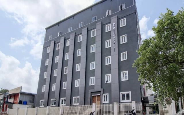 OYO Townhouse RCC Majestic 397 LB Nagar