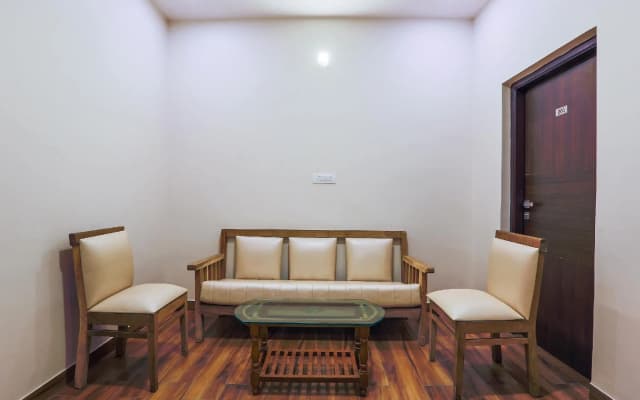 OYO 79915 SRJs Thaneesh Residency