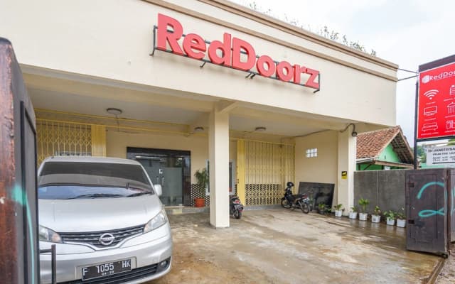 RedDoorz Syariah near Exit Toll Ciawi