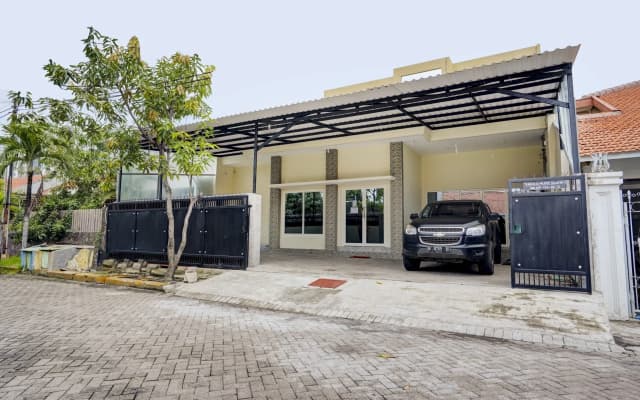 OYO 90173 Innapp Tenggilis Family Residence