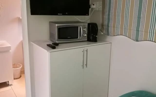 8A Oyster Crescent