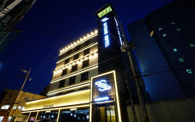Saturn Hotel