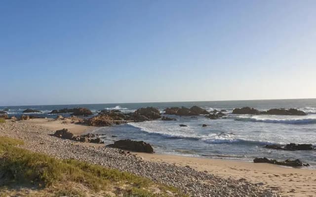 Beach House with DSTV & WIFI & basic housekeeping
