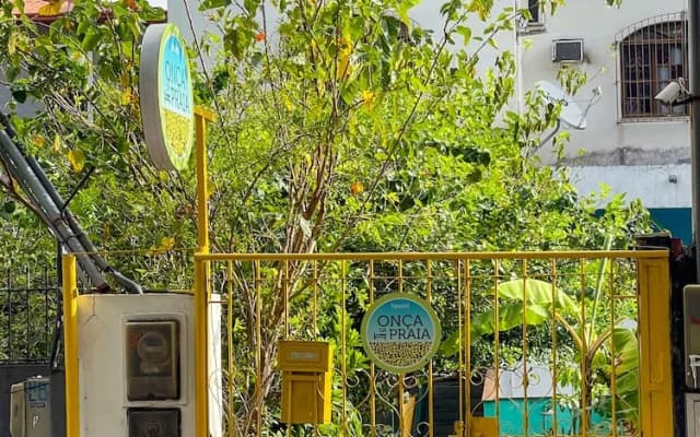 Onça da Praia Hostel