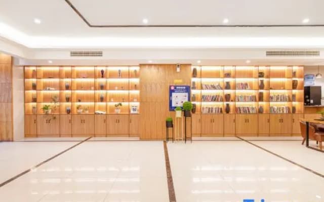 Yi Ai Hotel (Yangzhou Slender West Lake Wutinglong Toy City Branch)