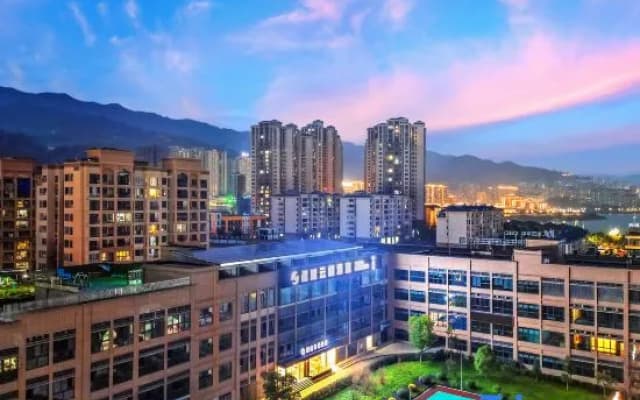 Kuoyue Yunqi Hotel (Fengjie High-speed Railway Station)