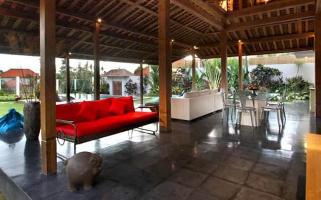 Villa Sebelah