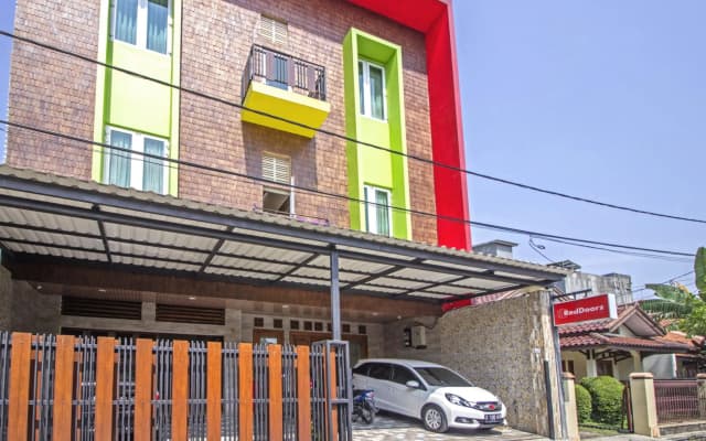 RedDoorz near Trans Studio Mall 2