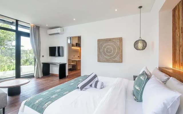 Vibrant 6BR Canggu Retreat 400m to the Ocean