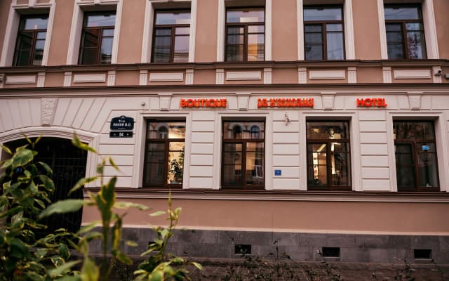 За кулисами
