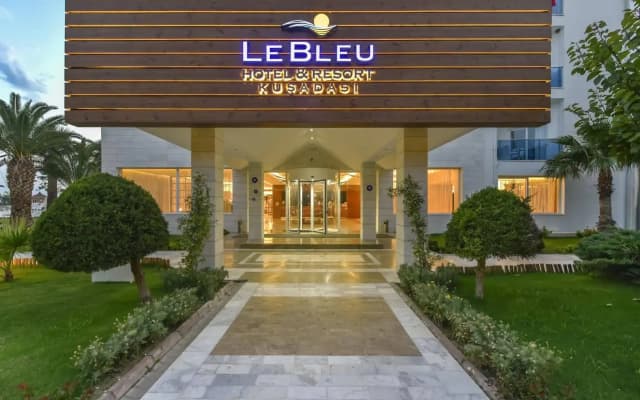 Le Bleu Hotel & Resort
