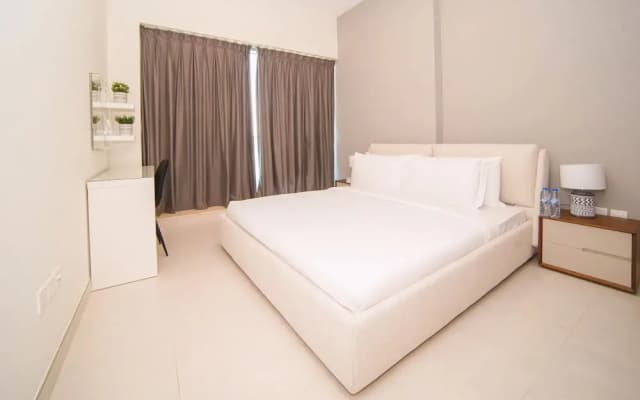 Business Bay 1BR Canal View Rooftop Pool - 360 vacation