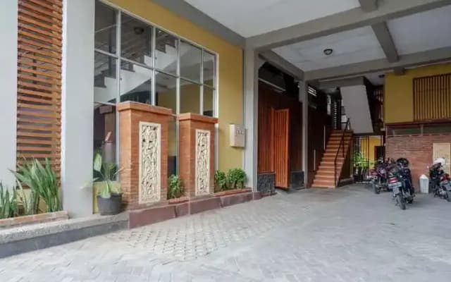 RedDoorz Plus Near Amplaz Yogyakarta