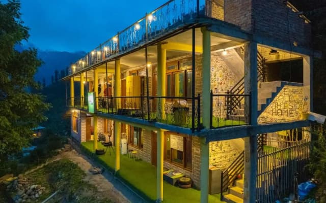 Whoopers Hostel Tosh