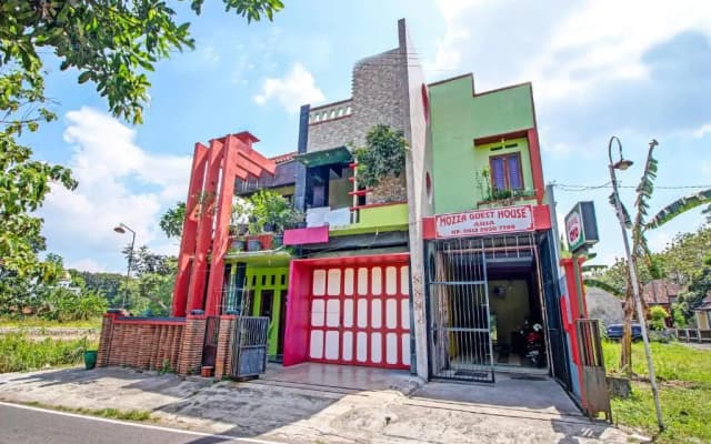 Capital O 91690 Moza Guest House