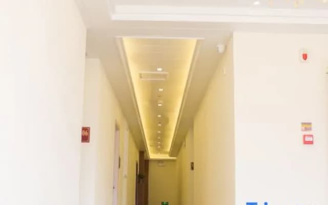 Xinyu Fashion Hotel (Haikou East High-speed Railway Station)