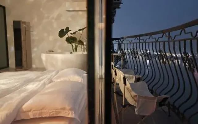 Comeacross River-View Homestay (Jiefangbei Hongya CaveBranch)