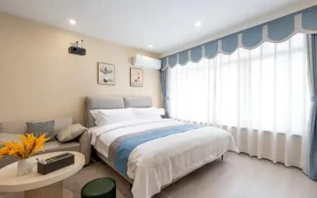 Yunshang Cinema Boutique Apartment (Wuhan Jianghan Road Subway Station)