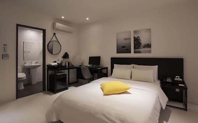Yellow 8 Hotel