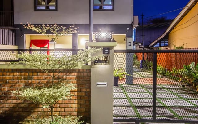 Explore 5BR Gardenhouse Retreats (Free Parking)