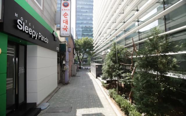 Hotel Sleepy Panda Stream Walk