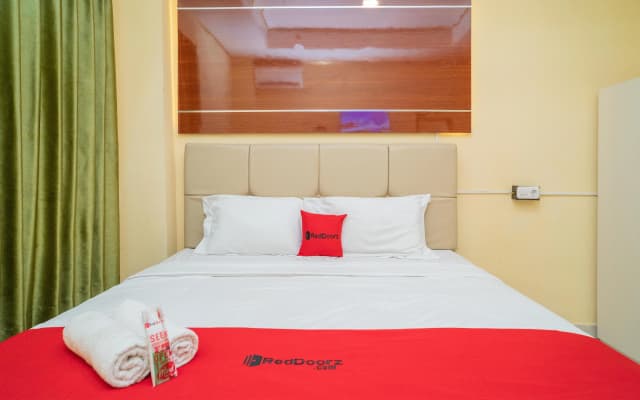 RedDoorz Plus Syariah near Pasar Turi